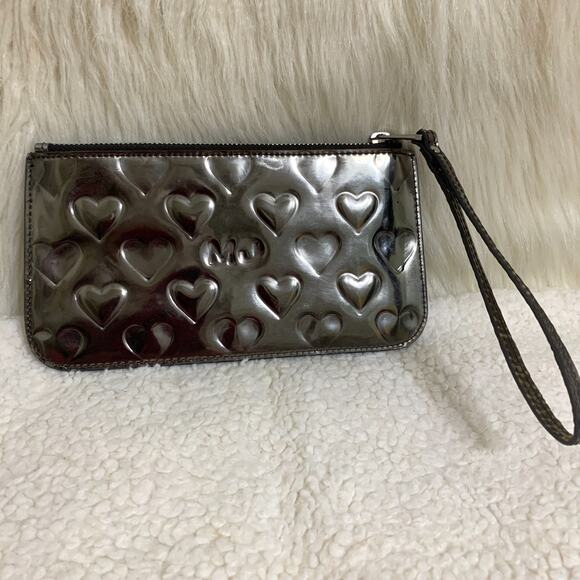MARC JACOBS MJ Hearts Logo Embossed Silver Mirror Metallic Flat Wristlet - Picture 12 of 14